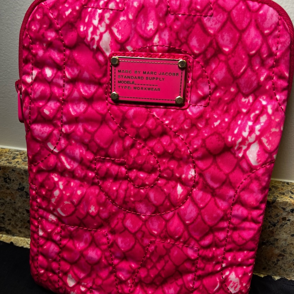 Marc by Marc Jacobs Pink Quilted iPad Case 8x11x1.5” Padded Inside Zips Closed
